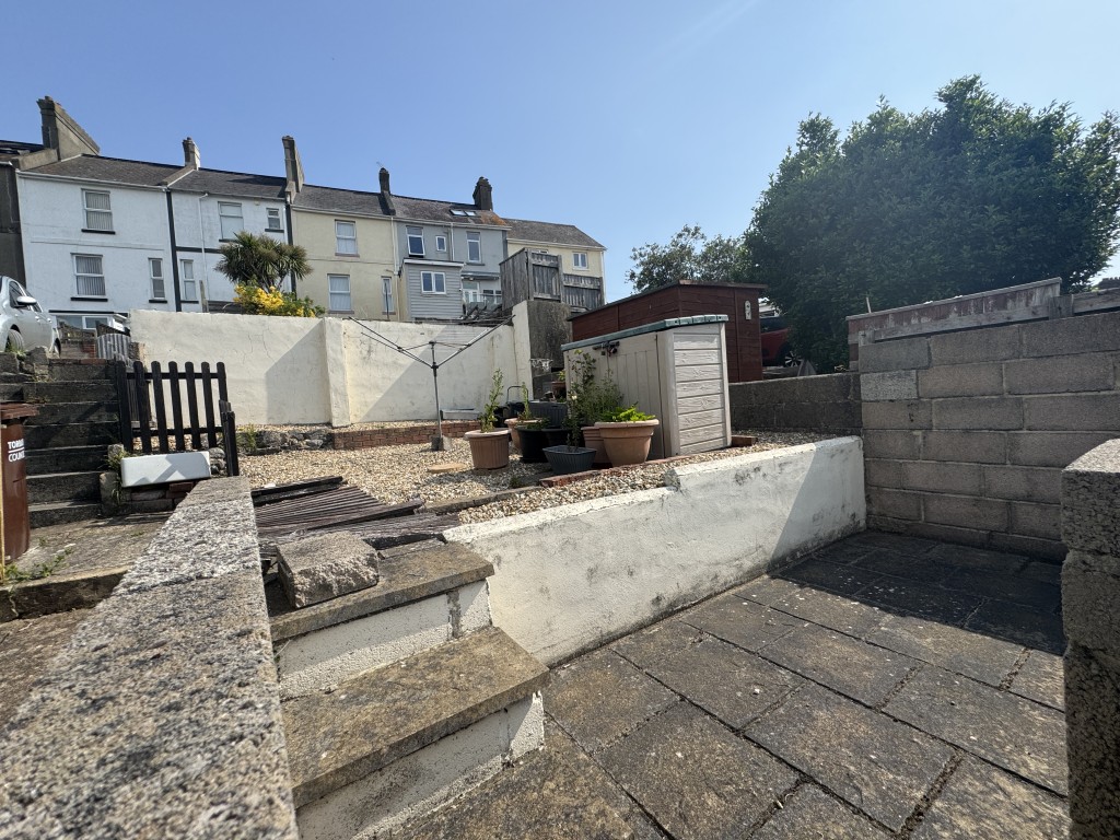 Lot: 93 - GROUND FLOOR FLAT FOR IMPROVEMENT - Rear garden